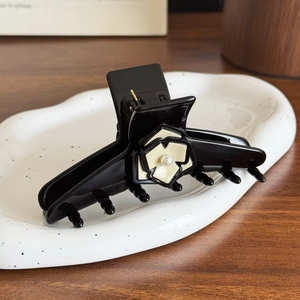 Pince à cheveux noire élégante avec camélia blanc 3D et détail de perle chic