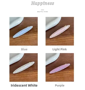 Vue détaillée de barrettes à strass en forme de feuille en bleu, rose, blanc et violet