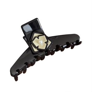 Pince à cheveux noire élégante avec fleur de camélia crème 3D et perle raffinée
