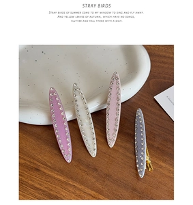 Lot de quatre barrettes en acétate avec strass scintillants aux couleurs vintage élégantes