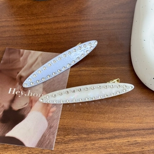 Lot de barrettes en acétate avec strass, finition marbrée bleu clair et blanc perle