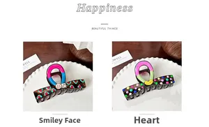 Vue détaillée de pinces à cheveux avec pois colorés, smileys et motifs cœurs
