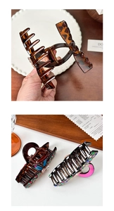Détail des pinces à cheveux en acétate avec pois colorés et motif écaille de tortue