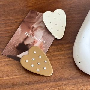 Minimalistische Herz-Haarklammern aus Acetat mit Kristallbesatz in Beige und Karamell