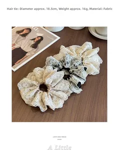 Vue détaillée de chouchous en dentelle crème et noir sur table en bois, diamètre de 18,5 cm