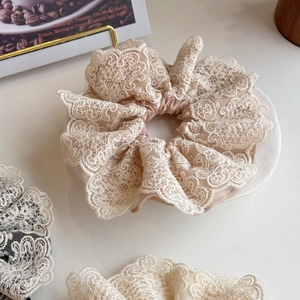 Chouchou élégant en dentelle à quatre couches abricot avec texture satinée et fleurs
