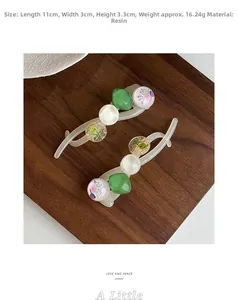 Détail de la pince banane de 11cm avec perles et feuilles d'or en résine élégante