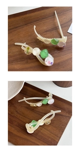 Détail d'une pince à cheveux élégante avec perles et fleurs séchées roses en résine