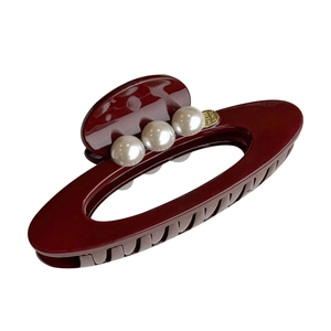 Eleganter weinroter Harz-Haarclip oval mit Perlen und goldenem Herzanhänger