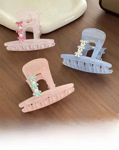 Détail des pinces à cheveux pastel avec nœuds colorés et petites perles synthétiques