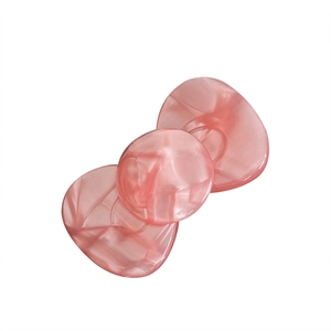 Barrette à cheveux rose en forme de nœud en acétate avec texture marbrée élégante