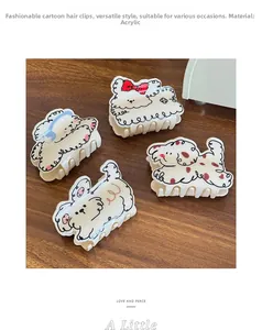 Détail de quatre pinces à cheveux en acrylique avec motifs de chiens dessinés à la main