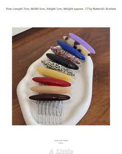 Peignes à cheveux en acétate de cellulose assortis sur un plateau en céramique