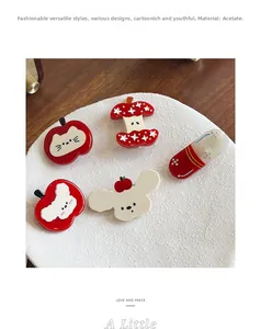 Détail de barrettes en acétate coloré avec des motifs de chat, chien et champignon