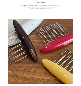 Détail des peignes à cheveux faits main en acétate coloris marron rouge et jaune