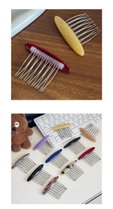 Vue détaillée de peignes à cheveux faits main en acétate avec motifs colorés et dents en métal