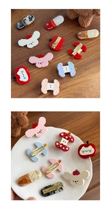 Détail de barrettes mignonnes en acétate avec texture marbrée et clips en métal doré