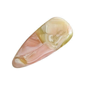 Elegant 4mm acetate hair clip with pink marble texture and gold lettering on white background