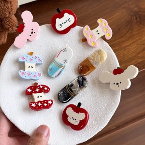 Barrettes à cheveux mignonnes en acétate forme pomme avec strass sur plateau blanc