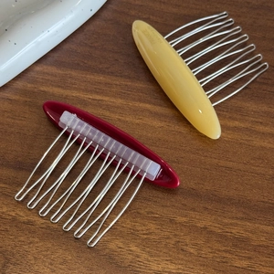 Peignes à cheveux faits main en acétate crème et rouge foncé avec 10 dents métalliques