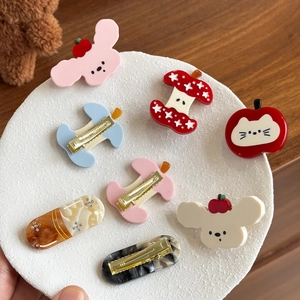 Barrettes à cheveux mignonnes en acétate avec motifs chiots et pommes sur plateau