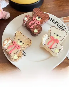Gros plan détaillé de pinces à cheveux ours mignon en acrylique marron et beige clair