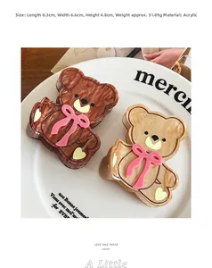 Détail de pinces à cheveux ours mignon en acrylique avec texture marbrée et détails