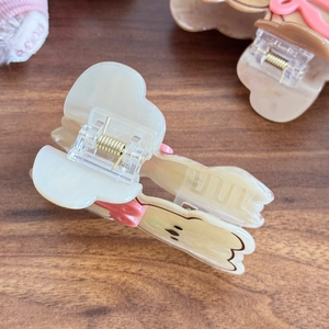 Pince à cheveux ours en acrylique avec détail de cœur pour coiffure fille élégante
