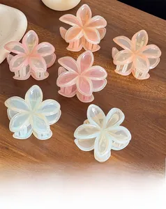 Detailansicht der durchscheinenden Jelly-Blumen-Haarklammern in Rosa und Blau