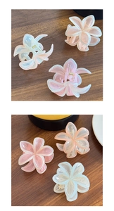 Detailaufnahme der mehrlagigen Blumen-Haarklammer mit goldener Metallfeder