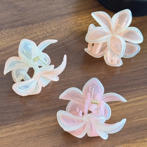 Dreiteiliges Set aus cremefarbenen und rosa Farbverlauf-Blumen-Haarklammern mit Perlglanz