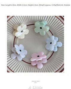 Makro-Detail von Mini-Blumen-Haarklammern aus Acetat in Macaron-Farben auf Keramik