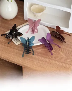 Set di cinque eleganti mollette a farfalla in tartaruga e colori pastello su base legno