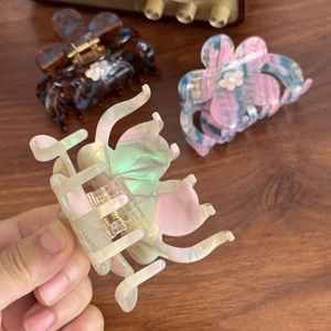Eleganti mollette per capelli a fiori con finitura perlata in verde e rosa pastello