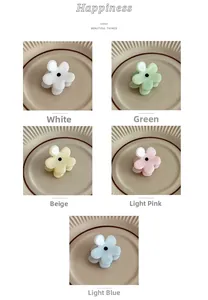 Detailansicht von blumenförmigen Haarklammern in Pastellfarben und glänzender Optik