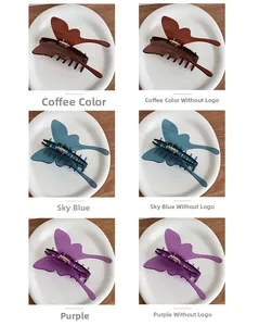 Dettaglio di fermagli per capelli a farfalla in caffè, blu acqua e viola con molla in metallo