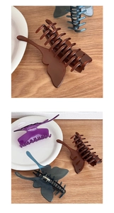 Dettaglio delle pinze per capelli a farfalla fatte a mano con texture in acetato