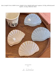 Vue détaillée des pinces à cheveux en forme de coquillage avec perles et dimensions