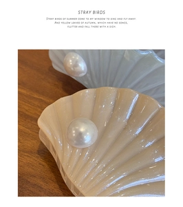 Gros plan de pinces à cheveux en forme de coquillage avec perles et texture scintillante