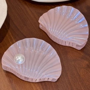 Pinces à cheveux coquillage rose nacré élégantes avec décoration de perle blanche