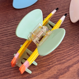 Pinza per capelli creativa a forma di matita gialla con dettagli in acrilico menta