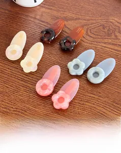Détail macro de 8 barrettes à cheveux fleurs et donuts en acétate effet marbre
