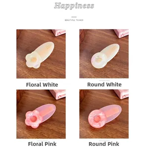Détail de barrettes à fleurs et rondes en acétate faites à la main, blanc perle et rose