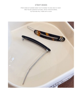 Detail einer Haarspange aus Acetat mit Schildpattmuster, Strass und schwarzem Clip