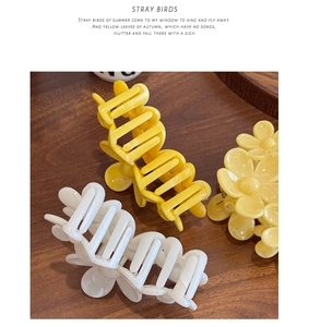 Détails de grandes pinces à cheveux fleur de frangipanier en jaune et crème