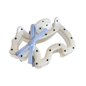 Pince à cheveux chiot à pois avec nœud papillon bleu clair pour coiffures élégantes