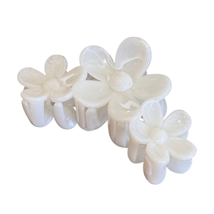 Pince à cheveux fleur blanche avec finition brillante et design superposé élégant