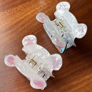 Cute bear-shaped acetate hair claw clips with pearlescent texture for women's hairstyles