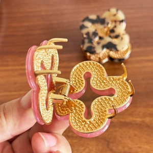 Floral alloy hair claw set with pink resin finish and gold anti-slip texture details