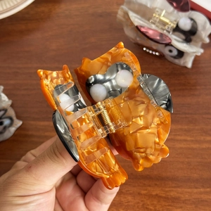 Creative acetate owl hair claw clip with amber marble texture and strong metal spring
